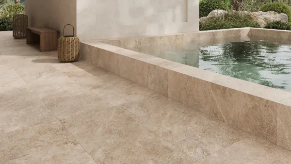 Piscina con azulejos efecto piedra en tonos cálidos, colección Ural de Argenta