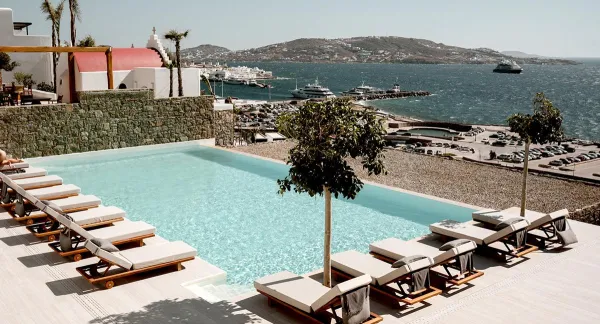 Piscina con azulejos efecto piedra en tonos fríos, colección Veincut de Mayor