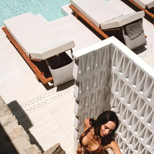 Piscina con azulejos efecto piedra en tonos cálidos, colección Veincut de Mayor