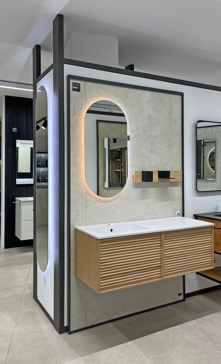 Mueble de baño de madera con espejo ovalado retroiluminado en la exposición de Ferrolan