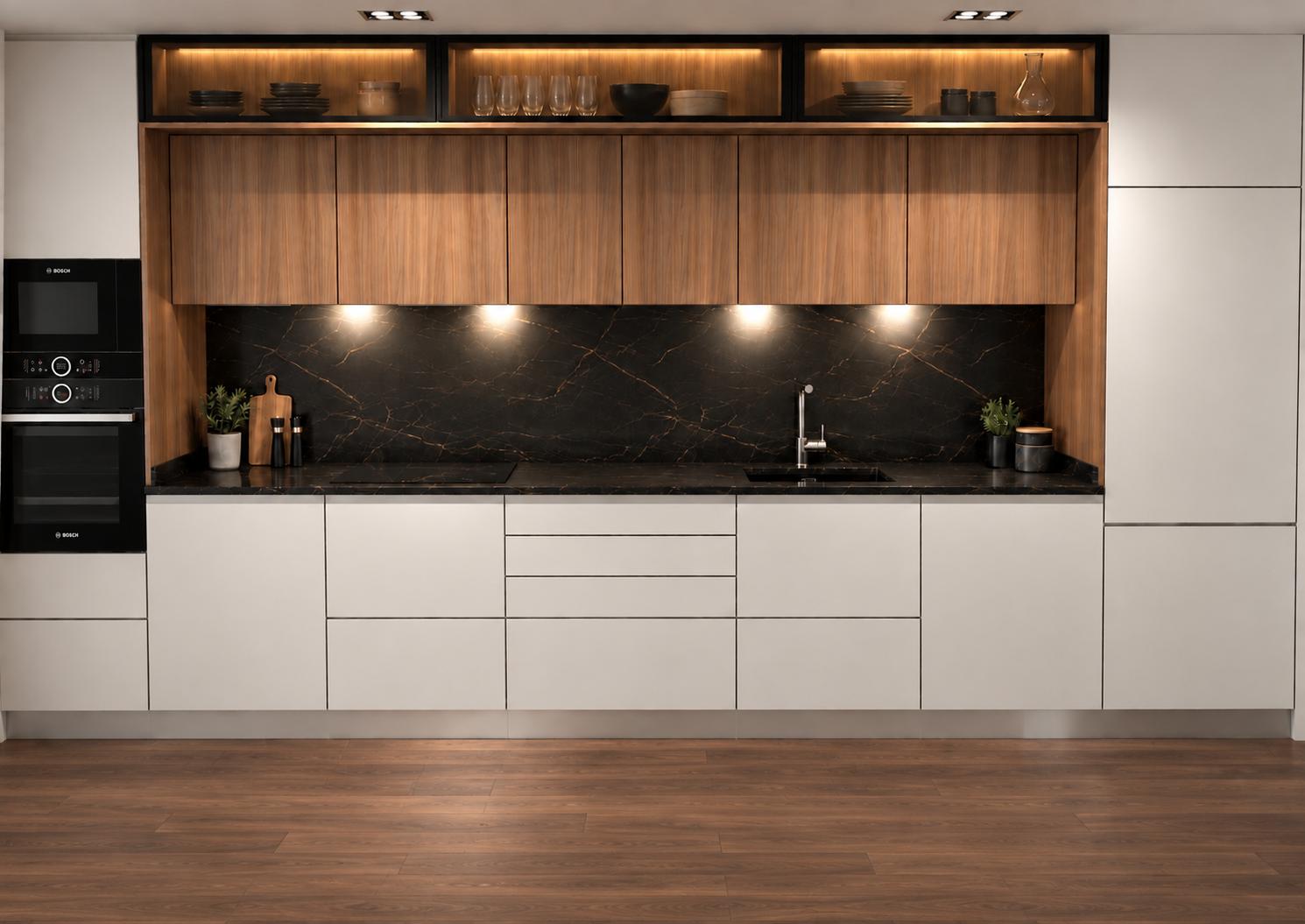 Cocina lineal con bajos blancos lisos, altos en madera y frontal de mármol oscuro